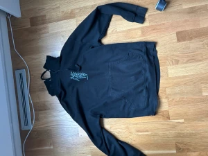 Theories hoodie - Svart theories Hoodie o storlek M.