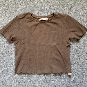 Brun topp - Tänkte sälja denna topp från pull&bear, som jag knappt har använt för att den har varit för kort på mig. Men den har inga defekter och är i gott skick :) skriv till mig om du vill ha mer information :D