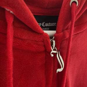 Röd Juicy tröja. Väldigt bra skick och super fin och bekväm. Den kommer tyvärr inte till användning:/ Köparen står för frakten.💌