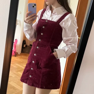 Röd manchesterklänning - SÅ gullig manchesterklänning i storlek xs!! Kan med fördel användas med eller utan en tröja under🥰🥰🥰 den har även fickor!!