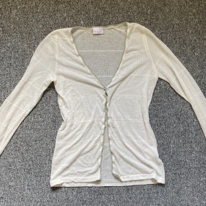 Fairy kofta - Tänkte sälja denna kofta som är i fint skick. Den passar nog dig som gillar Fairycore stilen :) Det står att de är storlek M men jag tror en S skulle passa bättre i den. skriv till mig om du vill ha mer information :)