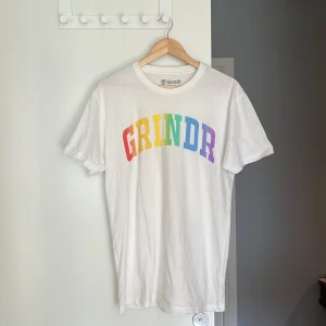 Grindr tshirt  - T-shirt med Grindr-tryck. Strl M. 