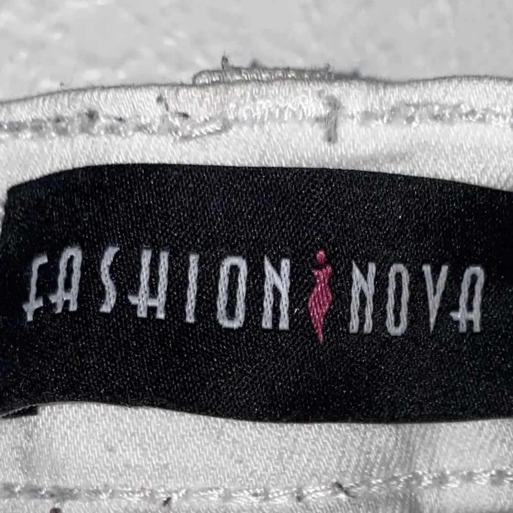 Säljer vita jeans från Fashion Nova. De är anvönda sedan tidigare och kan vara lite nopprig på insidan av jeansen men inte så mycket som syns på utsidan. Väldigt snygga jeans. De är för små för mig tyvärr så säljer vidare💕 Storlek: W26 (USA mått) . Jeans & Byxor.