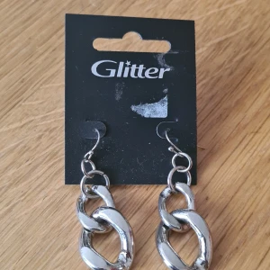 Örhöngen  - Snygga silver örhängen med krok. Aldrig använda. Ska vara nickelfria 