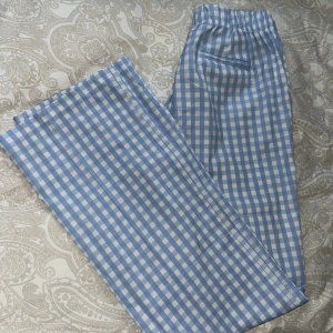 Satinbyxor - Lågmidjade byxor med blårutigt mönster. Dom är lite lågmidjade och materialet är en blandning av bomull och satin. De är inte genomskinliga med rätt underkläder. Endast testade.