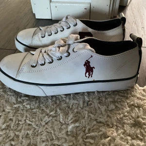 Ralph lauren sneakers i nyskick! - Storlek 37. Ralph lauren sneakers