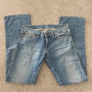 Så snygga vintage bootcut jeans från wrangler! Säljer pga att de är för små för mig. Storlek 31/32 men se mått bland bilder då storleken inte är true to size;) Köparen står för frakten!