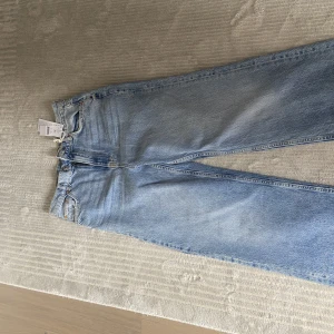 Jeans Gina Tricot - Helt oanvänd med prislapp! Storlek 38 Idun straight jeans midblue 