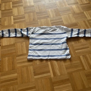 Blå och vitrandig tröja - Snygg tröja som är väldigt lite använd