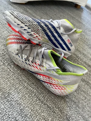 Fotbollsskor  - Ganska så bra skick inga hål osv använda Max 5 veckor. Storlek 43 1/3