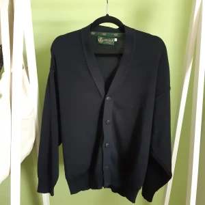 stickad kofta - Jätte fin mörkblå kofta i bra skick, köpt second hand och säljs för att den inte kmr till användning hos mig.