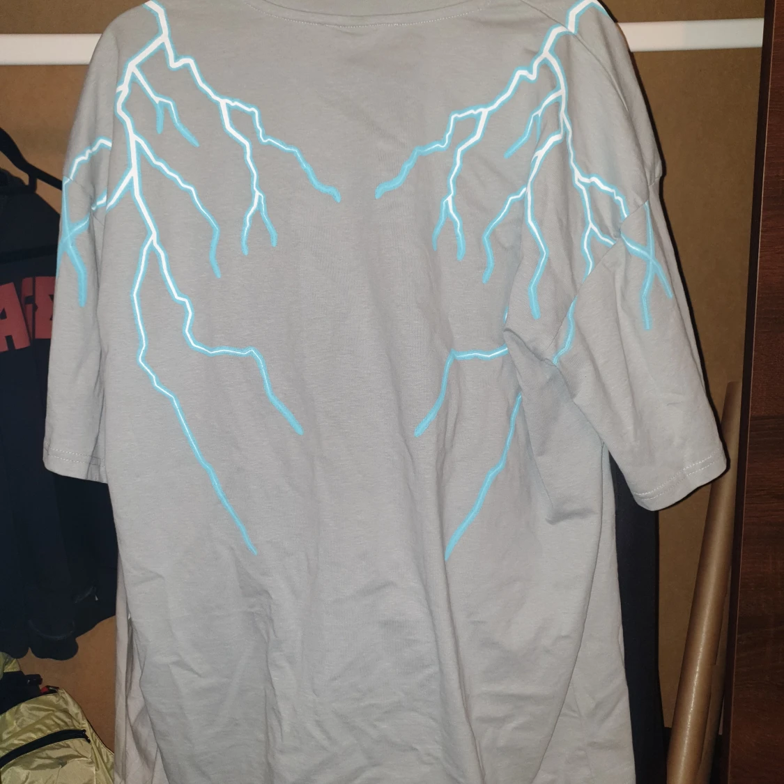 T shirt med blixt mönster  - 90