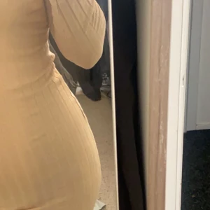 Lång klänning - En fin långärmad och långklänning från bikbok använt under förra sommaren vill inte ha kvar den nu denna sommaren så säljer den den framhäver former och är väldigt fin stretchig 