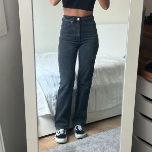 Voyage jeans från weekday - Storlek 24/30