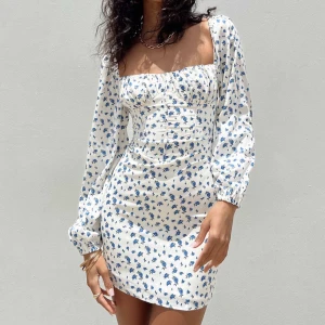 Midsommarklänning - Jag säljer världens finaste klänning från princess polly med prislappen kvar då jag inte får användning för den!