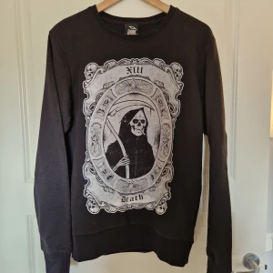 Svart Sweatshirt - 🌬Säljes då jag ej använt den.  Svart Sweatshirt från  darksideclothing.com med motivet "Kill death". 