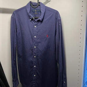 Ralph Lauren skjorta - Säljer min fina Ralph lauren skjorta i ett bra skick, storlek M