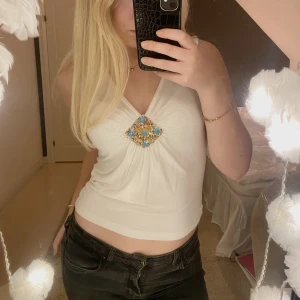 Topp med detaljer - Unik, snygg topp med pärlor och stenar! 