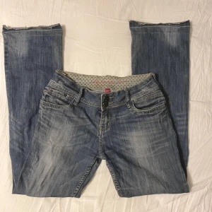 Lågmidjade jeans - Lågmidjade jeans med en aning utsvängda ben