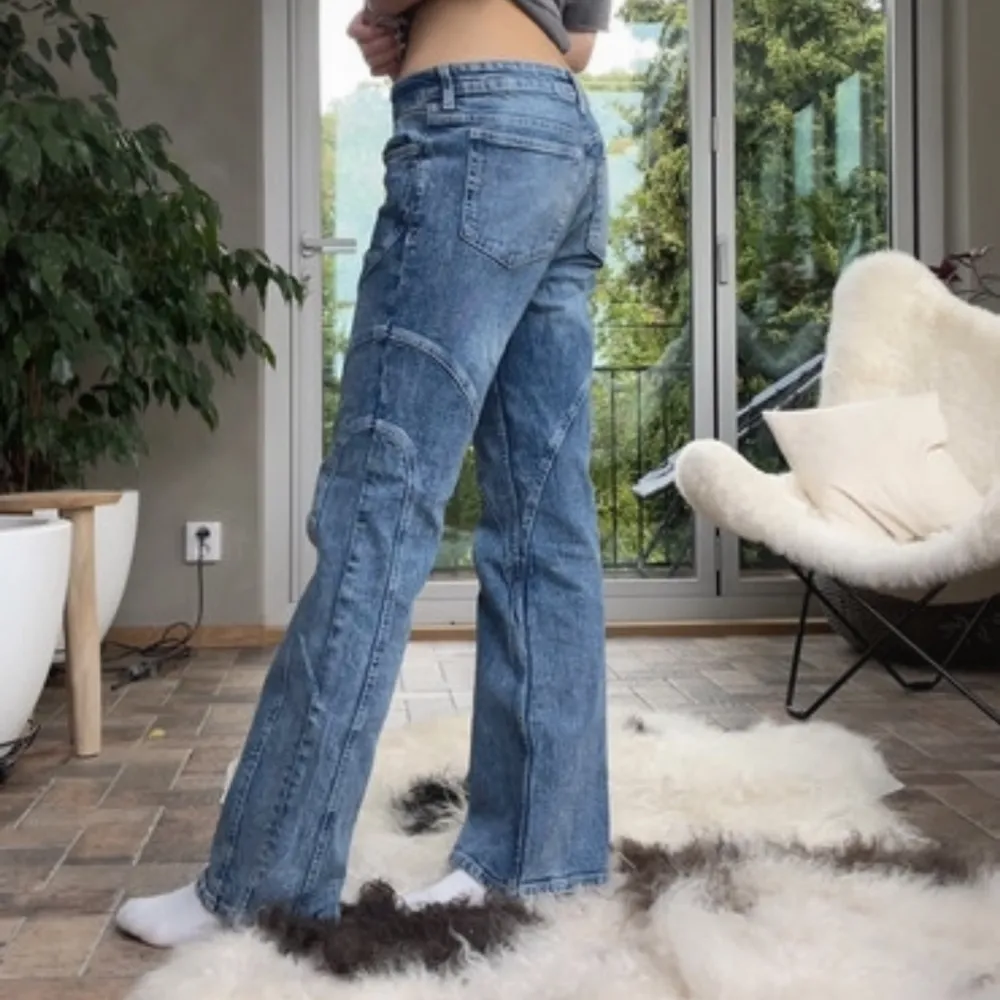 Supersnygga bootcut jeans med mönster! Lånade bilder, säljer då de var för stora för mig. Skriv för mått eller frågor💕. Jeans & Byxor.