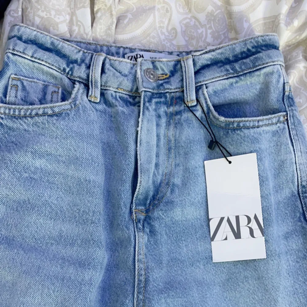 Helt oanvända Jeans från zara i storlek 32 det är high rise straight jeans. Jeans & Byxor.