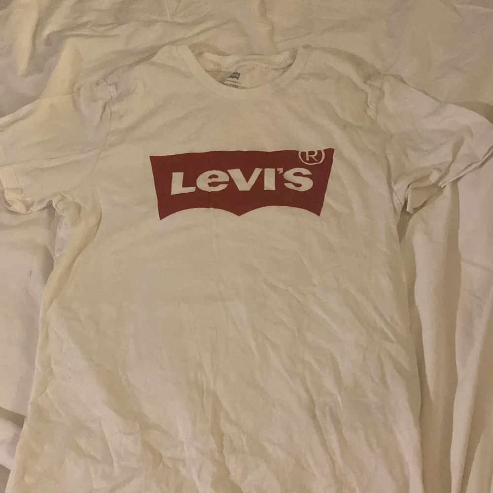 Helt ny Levi’s t-shirt aldrig kommit till användning därför säljer jag för rensar min garderob!❤️. T-shirts.