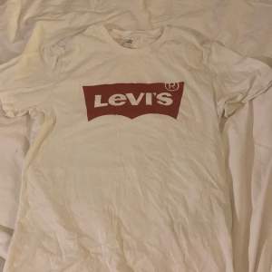 Helt ny Levi’s t-shirt aldrig kommit till användning därför säljer jag för rensar min garderob!❤️