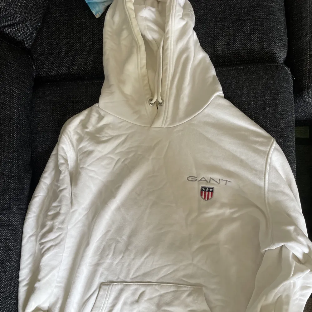 Vit gant hoodie storlek L men sitter som en Mđ€. Hupparit & Collegepaidat.