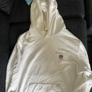 Vit GANT hoodie - Vit gant hoodie storlek L men sitter som en M🤍