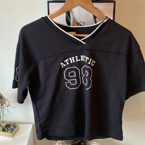 Snygg sportig tröja - Väldigt trendig sport tröja. Perfekt för idrotten eller att bara ha på en vardag. Bra skick. Är riktigt inte någon speciell stil passar typ alla stilar.