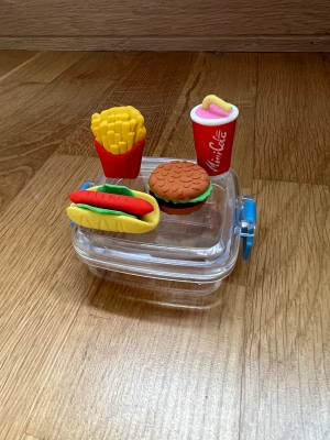 Suddgummi  - Inte alls gammal, köpt nyligen på dollarstore. Endast uppackad pga haft den som prydnad ett kort tag.