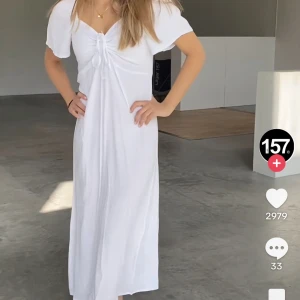 Sommar klänning  - Säljer denna då den aldrig kom till användning skriv privat för fler bilder använd 1 gång köpt för 250 tror jag