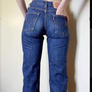 Säljer dessa fina Levis vintage jeansen då dom är för stora på mig, klippta nertill men lång på mig❤️💗