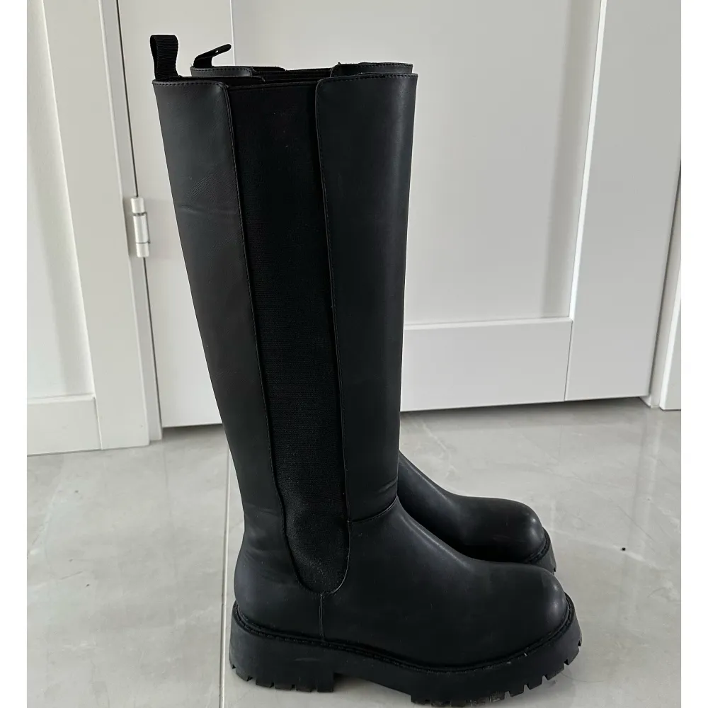 Svarta höga boots/stövlar från Monki. Köpta förra året. Använd mindre än 5 gånger. Köpta för 699 kr. Skor.