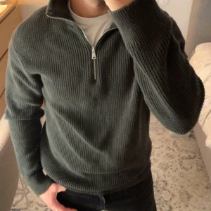 Stickad Halvzip tröja   - Mörkgrön stickad tröja med dragkedja från Brothers, East West. Nästan helt oanvänd.   Storlek S