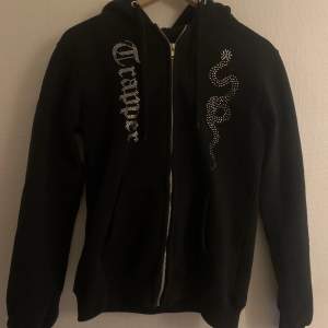 Zip up hoodie från made by trappers Storlek S Färg svart Ordinarie pris 799