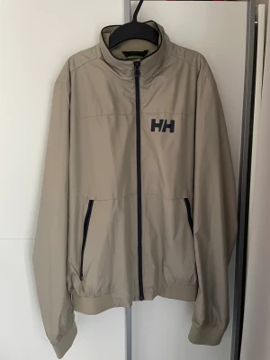 Helly Hansen windbreaker - Äkta Helly Hansen  Skick 10/10 Storlek L  Nypris: 1200
