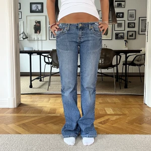 Jeans!  - Snygga jeans med coola detaljer på fickan! Tyvärr har dom några fläckar under bakfickan men man tänker knappt på det❤️ MIDJEMÅTT:79cm INNERBENSLÄNGDEN:82cm