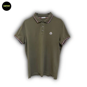 Moncler piké - Mycket fin moncler piké som är använd 3 gånger. Cond: 9,7/10 nypris runt 3000kr men mitt pris är endast 1199kr. Kontakta oss i dm om du har några frågor! 