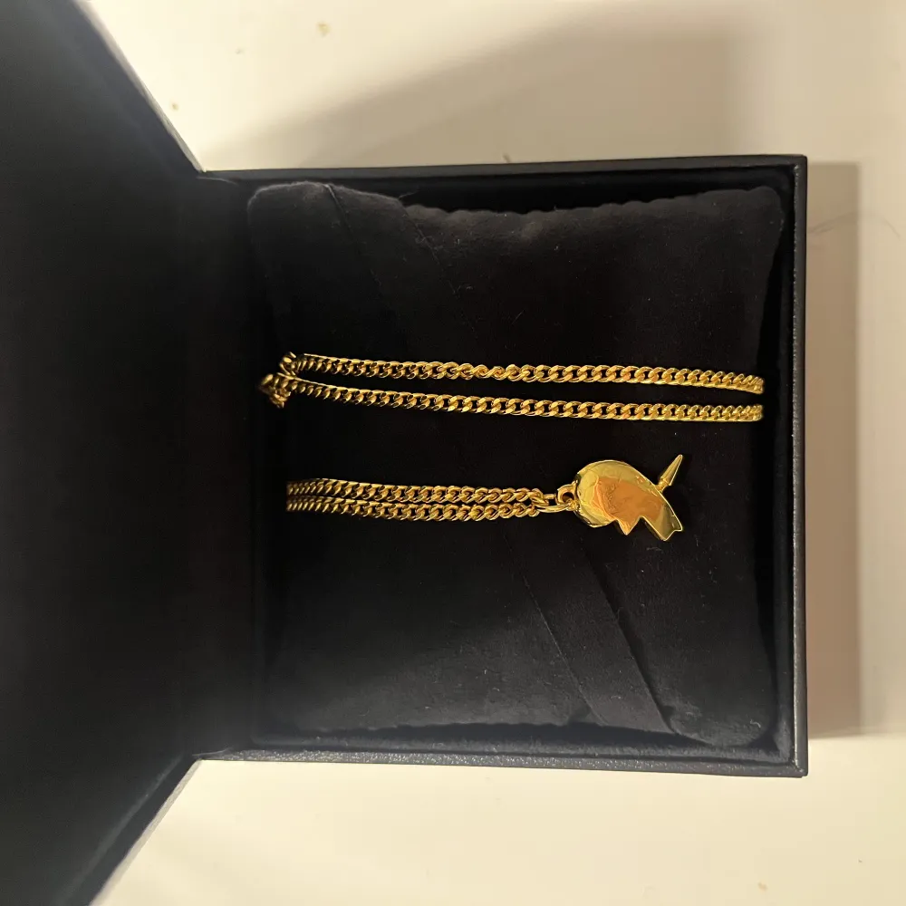 Hjärt halsband i guld från MN i st 50 (längd ser man på sista bilden) Är i nyskick 💘säljer för 1598 . Accessoarer.