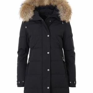 Hollies Subway jacka  - Jacka ifrån Hollies, modell Subway. Använd, men utan anmärkning. Jackan är sparsamt använd och i felfritt skick. Köpte den för ca 5000kr.  Storlek: 36, men passar även 38 Material: Dun