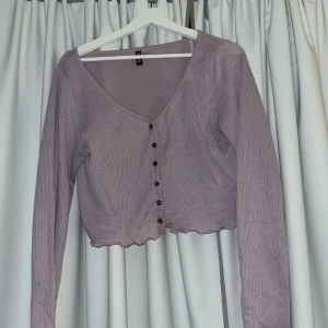 Söt topp  - Söt rosa/lila topp från HM. Fin färg och skönt material. Använd men i bra skick. Storlek L men passar mindre storlekar bra också😊