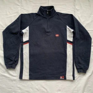 Nike Tröja - Tja! Mycket trevlig vintage tröja från Nike. Äldre (har inga synliga hål/stick) och udda modell (eftertraktat) som är stadig i tyget och sitter oerhört bra (M). Skick: 8,5/10👏👊