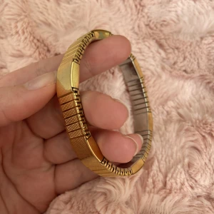 Armlänk  - Coolt gulligt armband (ej äkta guld) ❤️‍🔥Köpt secondhand o är väldigt vintage! Elastiskt så man trär det över handen. Superfint skick! 
