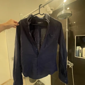 Blå Linneksjorta  - Blå linneskjorta från dressman som aldrig använts! 