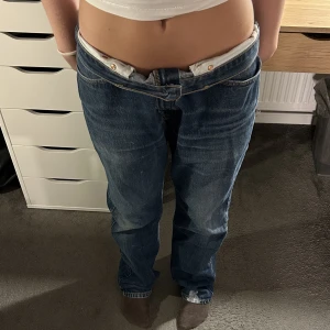 Levi’s jeans 581 - Baggy Levi’s jeans🤠!! I gott skick, men lite målarfärg på benen (se bild)