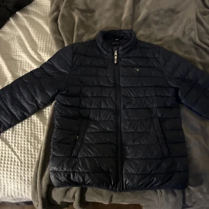 Gant jacka  - Säljer en mörk blå gant jacka i storlek 170 men passar S den är i bra skick det ändå är att det finns två små hål ett längre ner på baksidan och ett på armen annars är den jätte fin