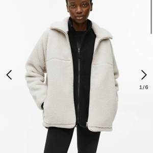 Säljer min beige teddyjacka ”high-neck pile jacket” från Arket då jag har för många jackor. Den är i väldigt bra skick. Väldigt skön och snygg. Kan sälja billigare för snabb affär. Den är oversized så passar xs-m. Nypris: 1400 kr