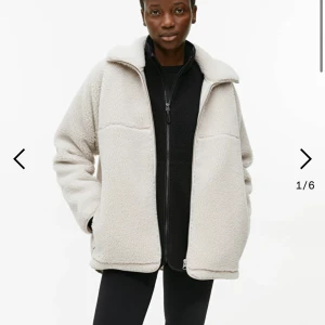 Teddyjacka Arket - Säljer min beige teddyjacka ”high-neck pile jacket” från Arket då jag har för många jackor. Den är i väldigt bra skick. Väldigt skön och snygg. Kan sälja billigare för snabb affär. Den är oversized så passar xs-m. Nypris: 1400 kr