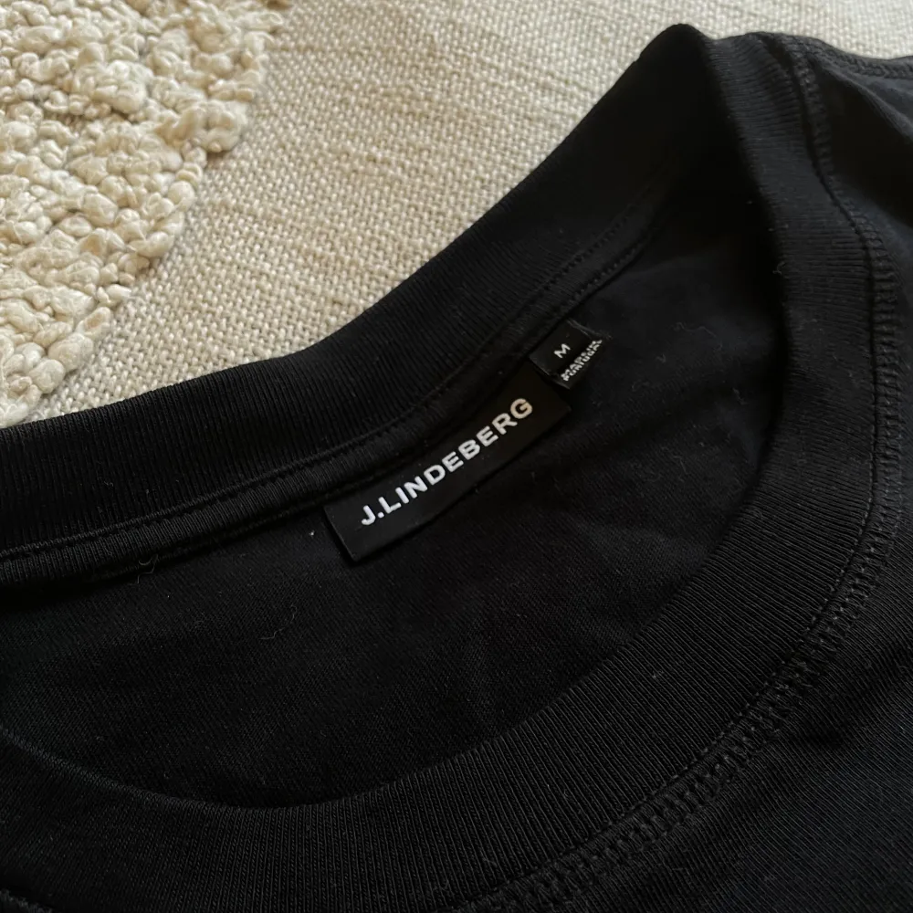 Fin svart t-shirt från J.Lindeberg. Knappt använd, nypris 700. T-shirts.